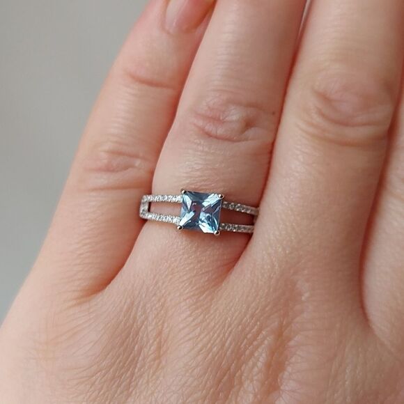 1.2 Carat SkyโBlue Topaz 925 Sterling Silver Gemstone Ring - Picture 9 of 13